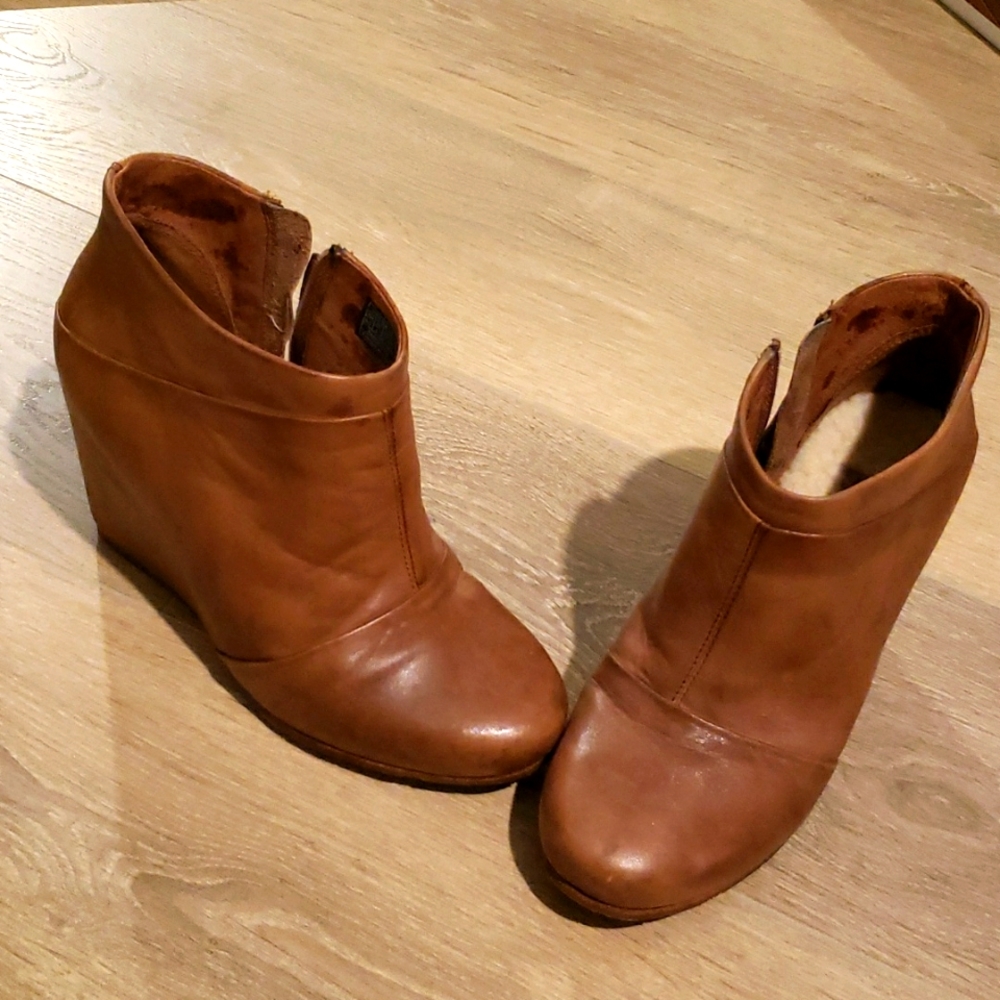 UGG hidden platform leather booties, size 6.5